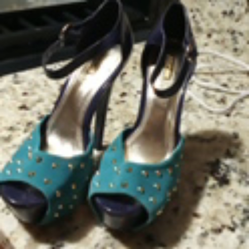 Shoes - Picture 2 of 4